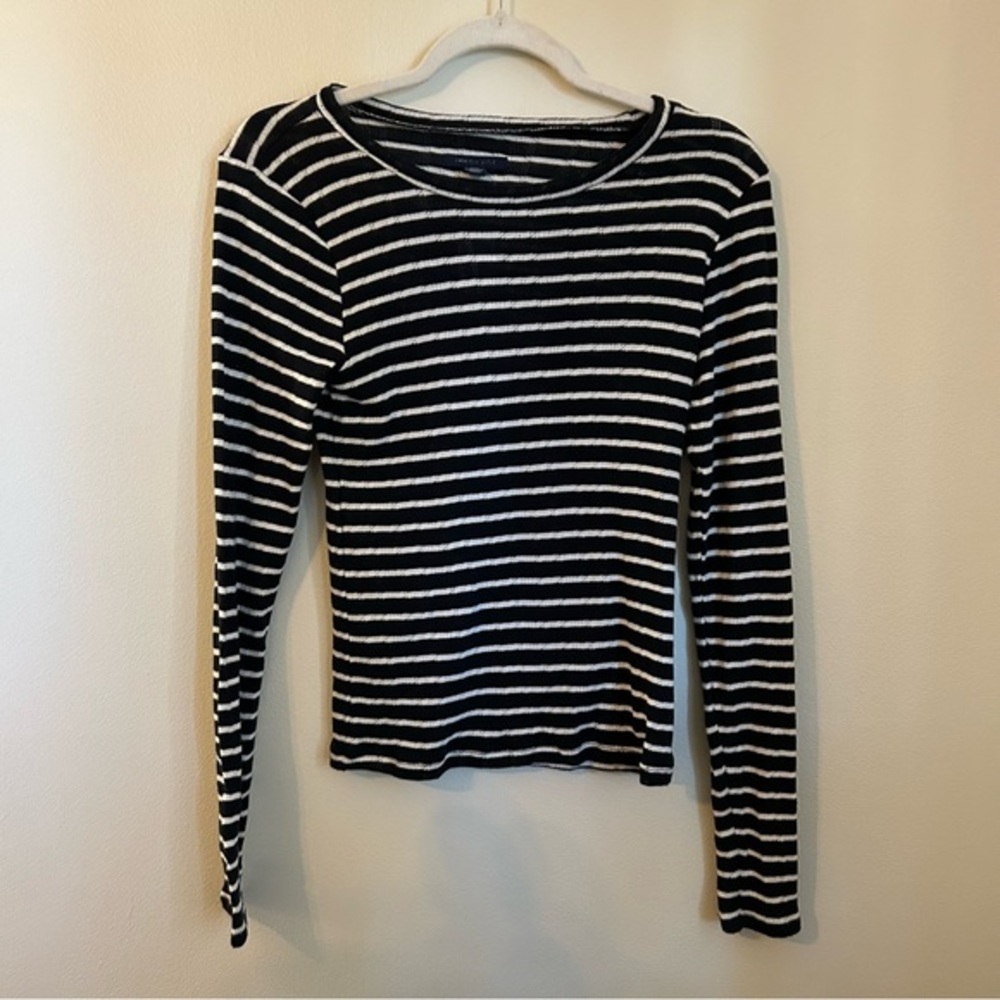 NWT American Eagle Outfitters navy and white stripped crewneck sweater, size M